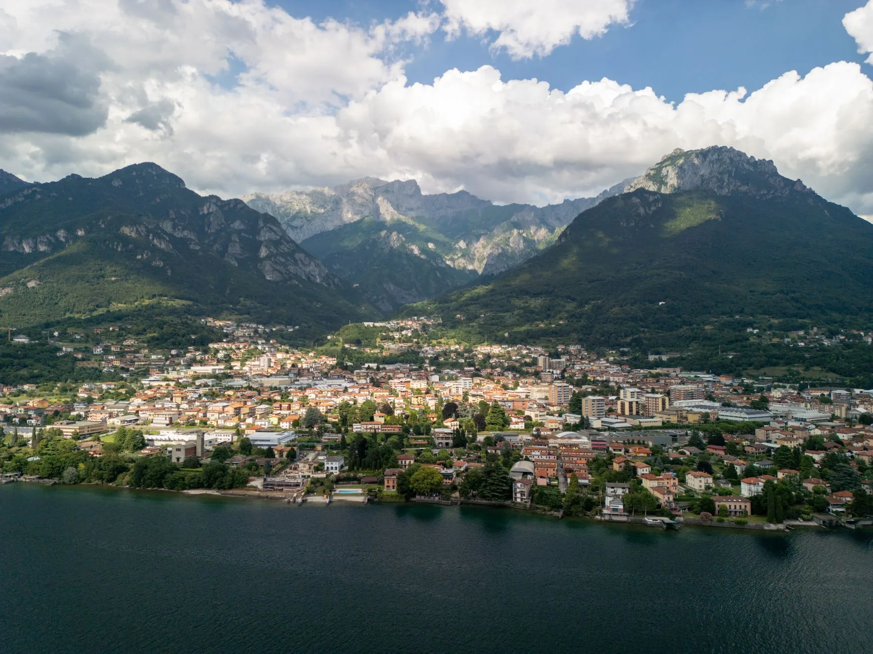 Village et montagnes au bord d'un grand lac du nord de l'Italie