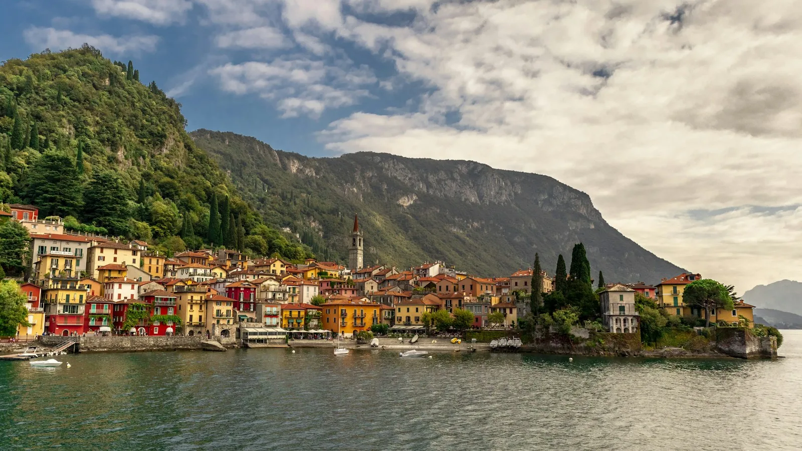 Maisons colorées de Varenna au bord du lac de Côme en plein jour