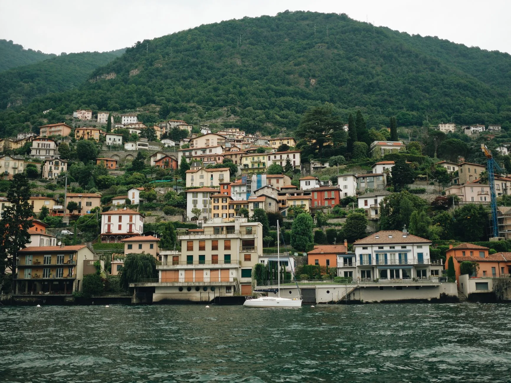 Maisons colorées au bord d'un lac italien entouré de montagnes