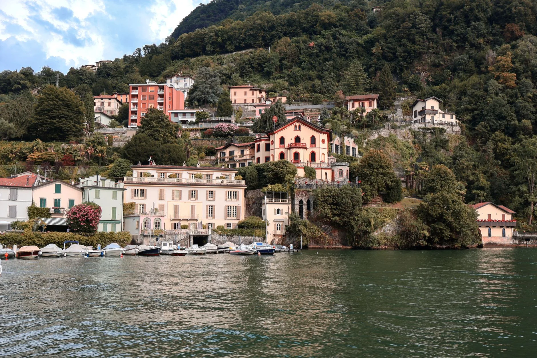 Village de bord de lac et maisons colorées sur le lac de Côme