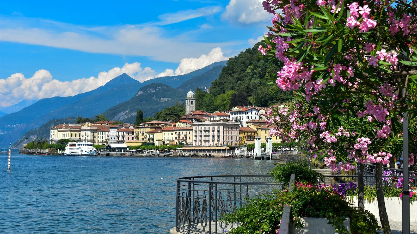 Village coloré au bord d'un lac italien entouré de montagnes