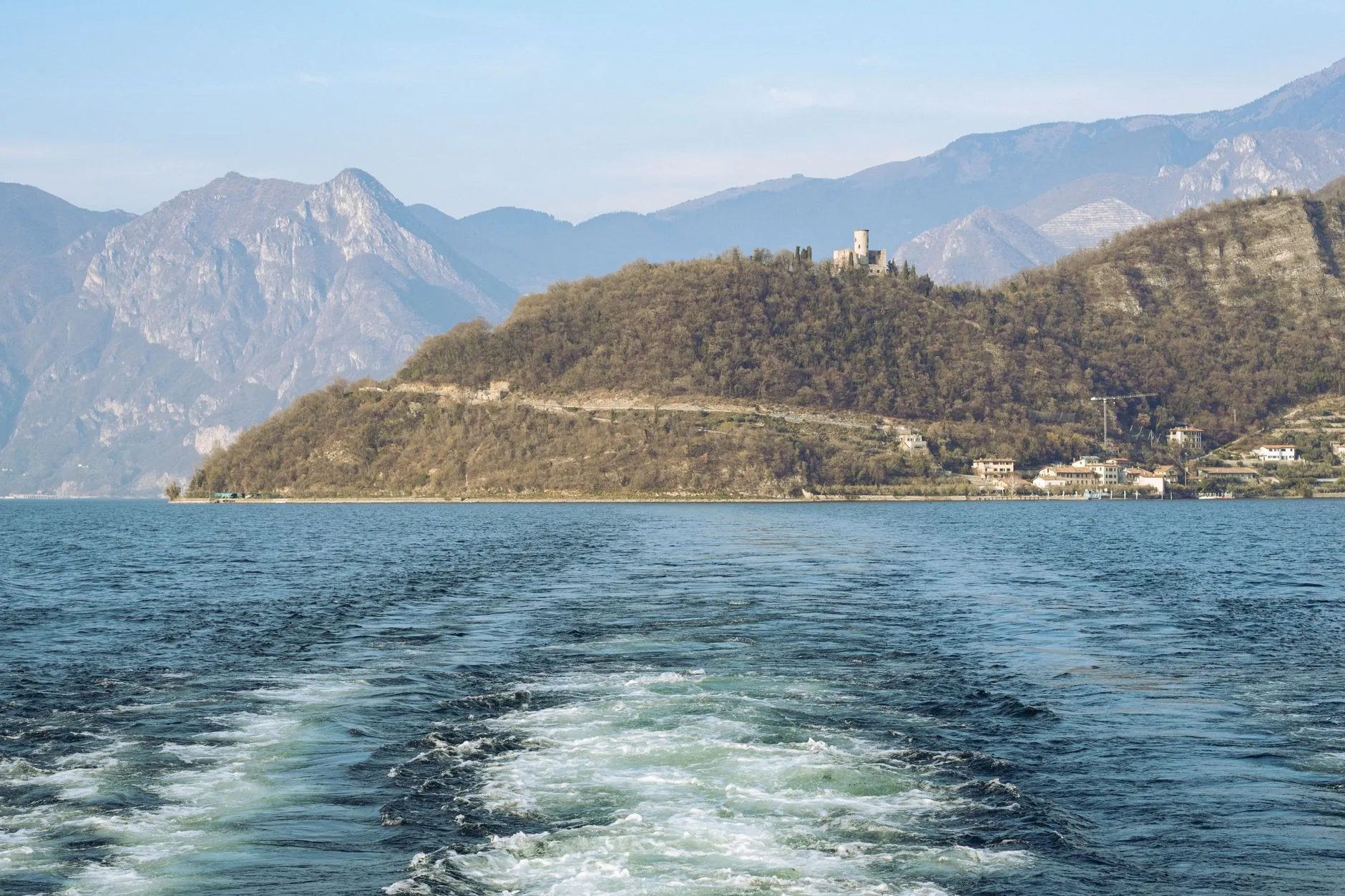 Monte Isola et ses villages de pêcheurs sur le lac d'Iseo
