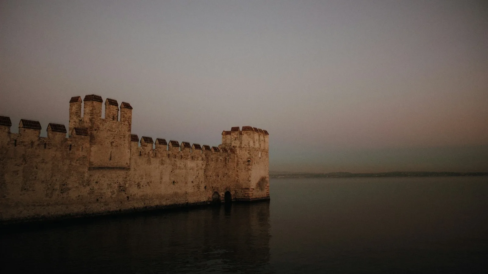 La presqu'île de Sirmione et son château sur le lac de Garde